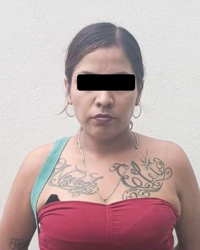 Policías de la Guardia de Proximidad de Apodaca detuvieron a una mujer que usando una navaja asaltó a un taxista para robarle dinero y un celular.