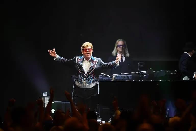 Termina Elton John su carrera con emotiva gira