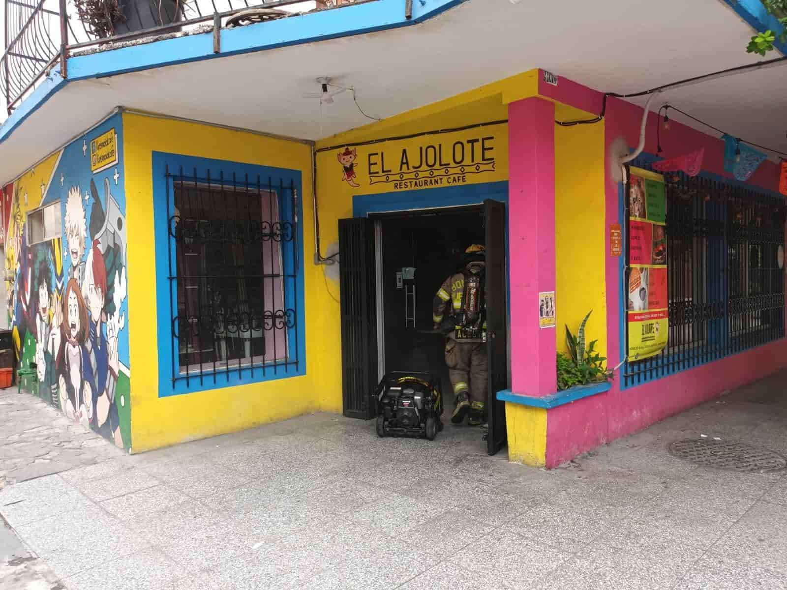 Una intensa movilización de los puestos de socorros se registró en la zona del Barrio Antiguo de Monterrey, al reportarse un conato de incendio en un restaurante.