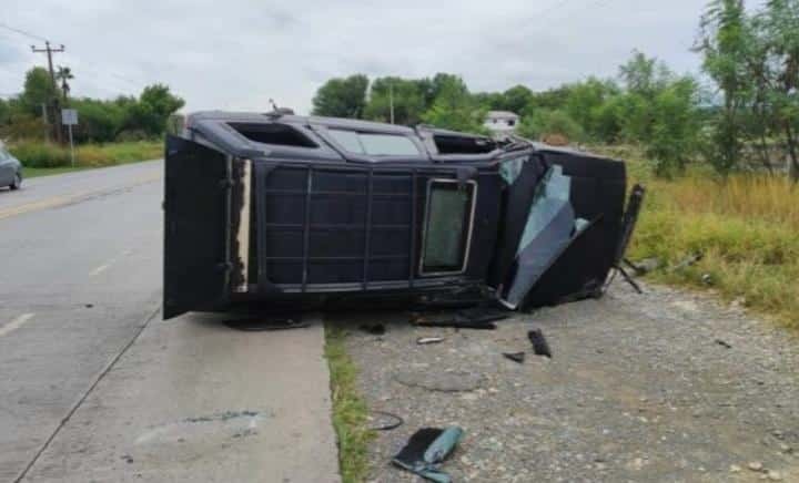 Un saldo de dos lesionados dejó la volcadura de una camioneta en la carretera Allende-Cadereyta, ayer en el municipio de Cadereyta Jiménez.