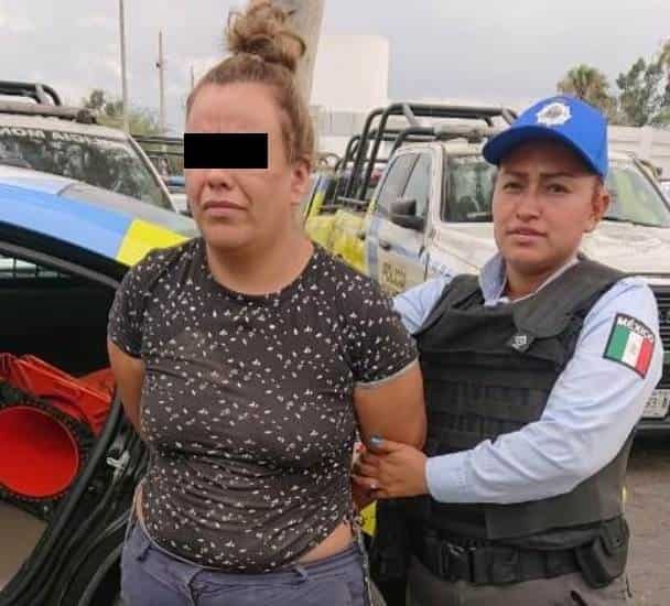 Una mujer fue detenida por oficiales de la Policía de Monterrey, luego de presuntamente lesionar en una pierna a su pareja con unas tijeras, reclamándole que la engañaba al platicar con mujeres por whatsapp.