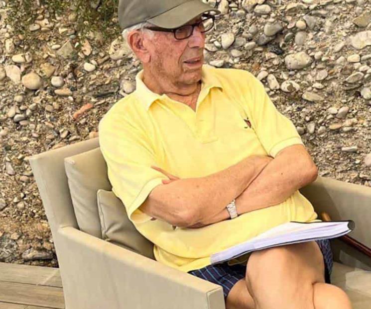Tras superar el Covid-19, Mario Vargas Llosa toma el sol
