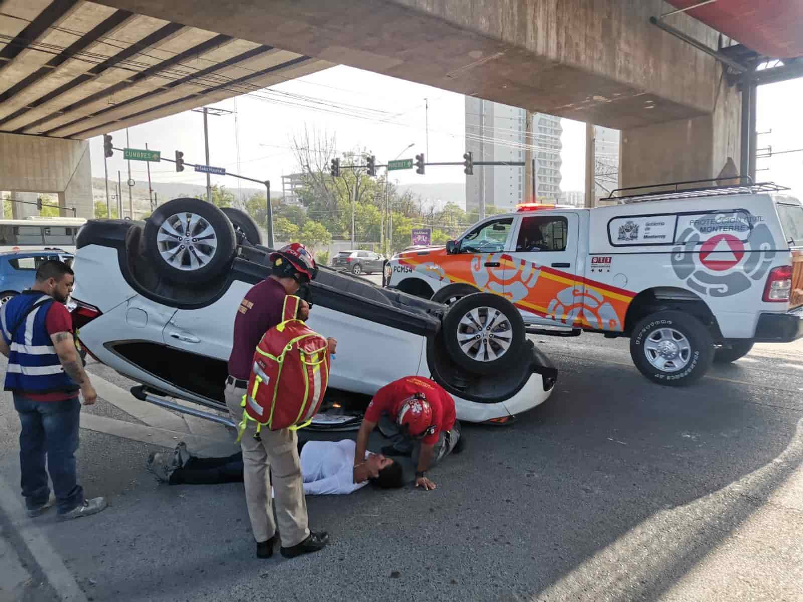 Una aparente falla en los semáforos bajo el puente Atirantado y la Avenida Aarón Sáenz, llevó a un choque entre dos vehículos de los cuales uno de ellos terminó volcado, con un saldo de dos mujeres lesionadas.