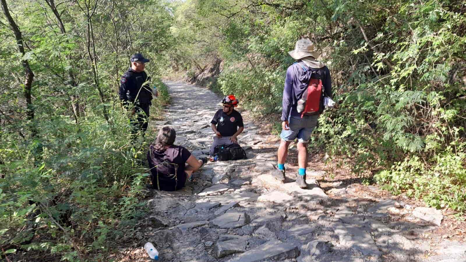 Una menor de 17 años de edad que se deshidrató en el Cerro de la Silla, fue rescatada por elementos de la policía y Protección Civil, en el municipio de Guadalupe.