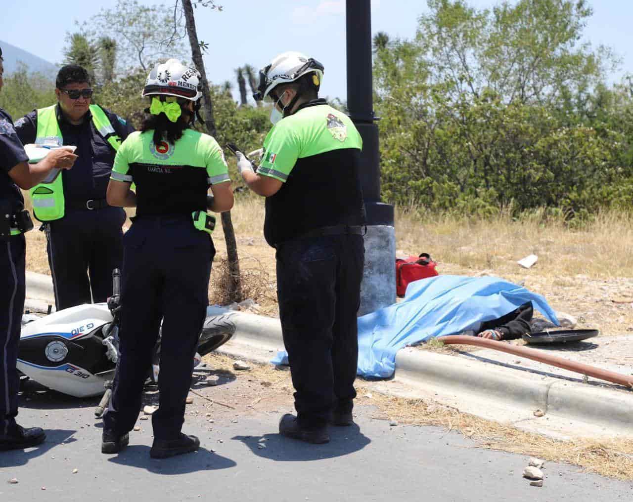 Un motociclista falleció luego de estrellarse contra una luminaria, en la Avenida Paseo de los Leones, en la zona de Cumbres, ayer en el municipio de García.