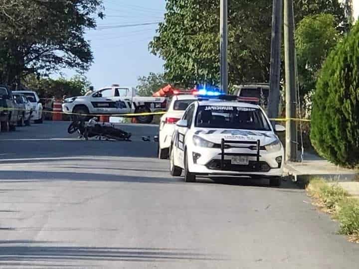 El conductor de una motocicleta falleció luego de estrellarse contra un poste de concreto, la madrugada del lunes en el municipio de Linares.