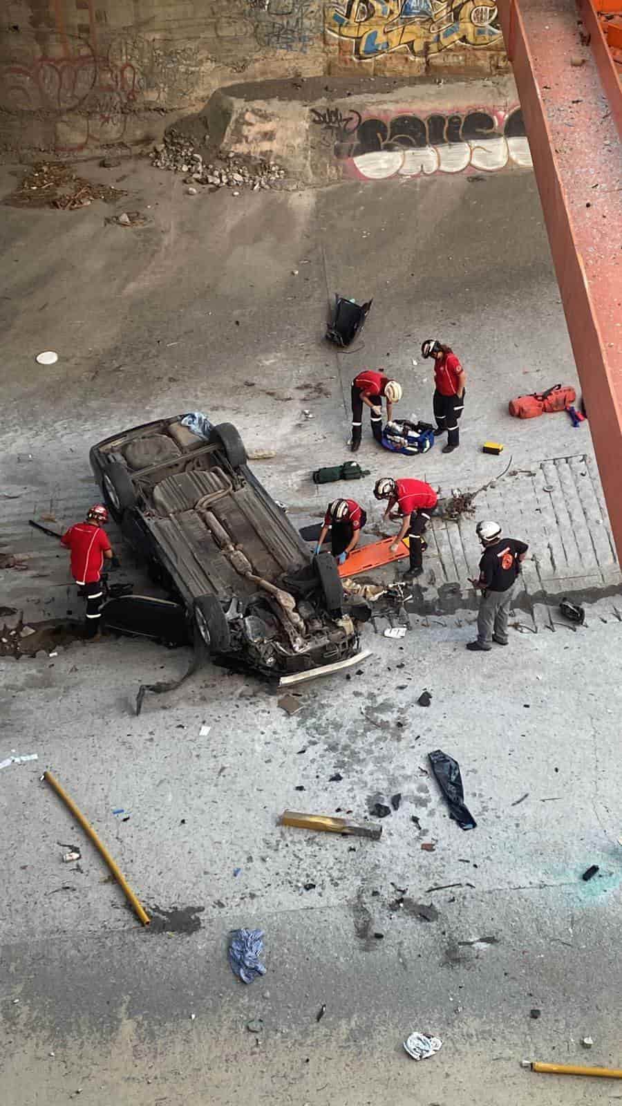 El conductor de un vehículo quedó prensado luego de caer con todo y su unidad al Arroyo El Obispo, ayer en el municipio de Monterrey límites con San Pedro.