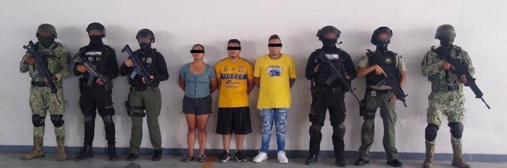 Tres presuntos integrantes de un grupo del crimen organizado, fueron arrestados en el municipio de Escobedo por elementos de Fuerza Civil, en coordinación con la Agencia Estatal de Investigaciones, Guardia Nacional y el Ejército Mexicano.