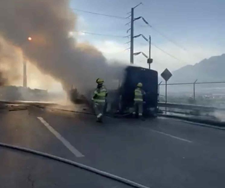Arde camión de personal en San Pedro