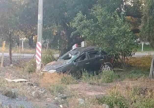 Muere conductor tras volcadura en Linares