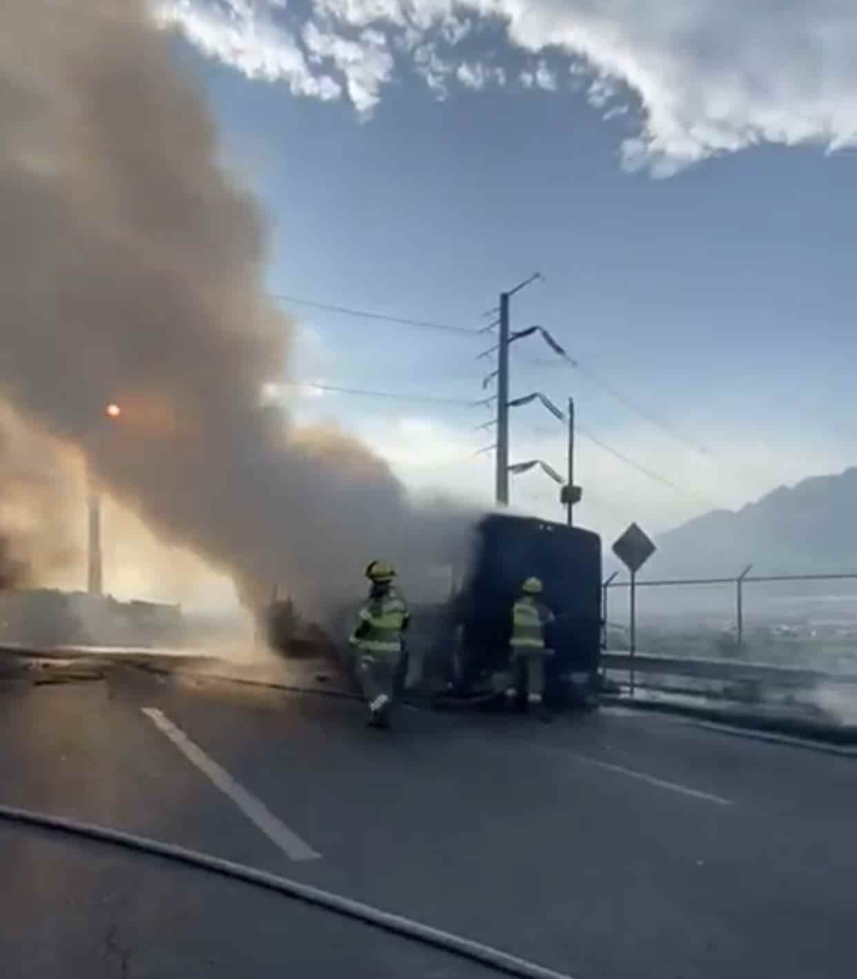 Un camión de personal fue consumido en su totalidad por las llamas, al tener una falla mecánica, en San Pedro.