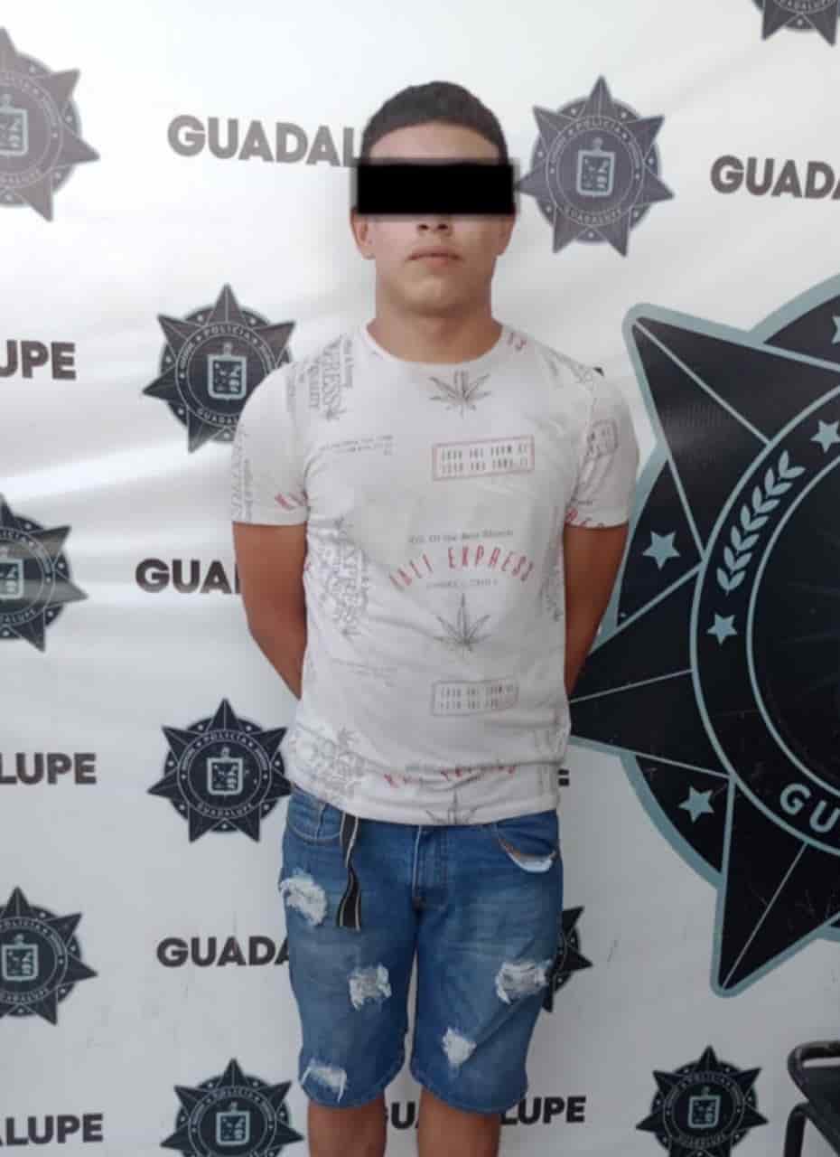 Cuatro presuntos integrantes de la delincuencia organizada entre ellos una mujer, fueron detenidos luego de una persecución a quienes les aseguraron armas largas, en Guadalupe.