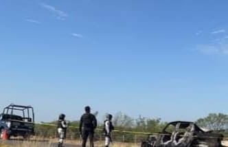 Tres personas calcinadas en el interior de una camioneta Jeep tipo Gladiator incendiada, fueron encontrados ayer en el municipio de Los Ramones, y a un costado una leyenda escrita en la carpeta asfáltica con aerosol.