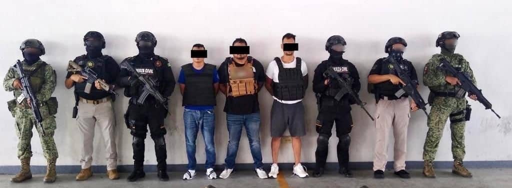 Gracias a un operativo en conjunto, Fuerza Civil en coordinación con agentes ministeriales, Guardia Nacional y militares, capturaron a tres hombres con equipo táctico y drogas, en Apodaca.