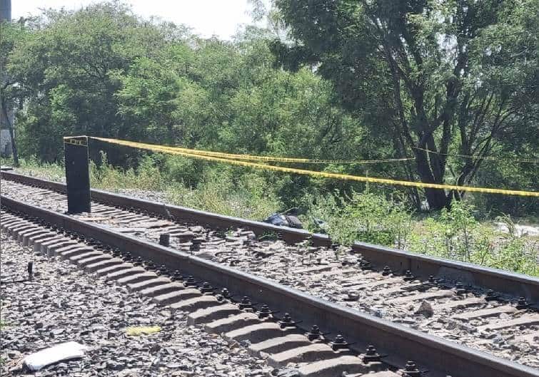 Una intensa movilización policiaca se reportó en la Colonia Carmen Romano, al ser encontrado un hombre sin vida, a un costado de las vías del Ferrocarril en San Nicolás.