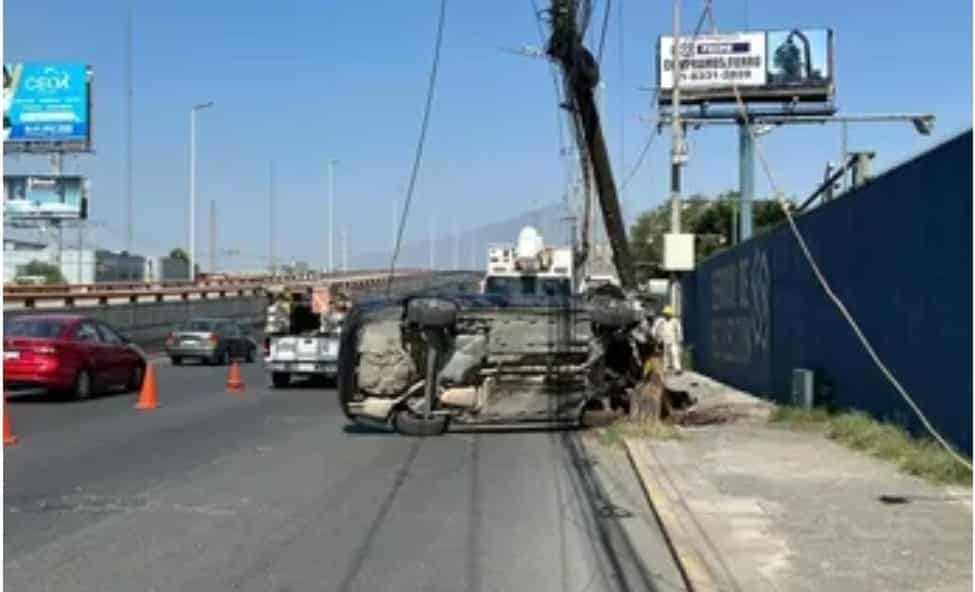 Un hombre terminó con diversas lesiones, después de estrellarse contra un poste de la Comisión Federal de Electricidad, en el municipio de San Nicolás.