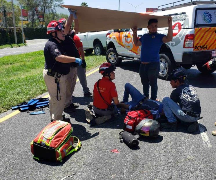 Resultan heridos tras derrapar moto