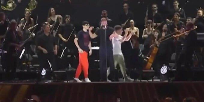 Sorprenden hijos de Ricky Martin al subir al escenario