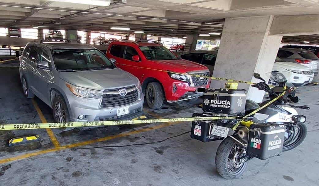 Una camioneta robada horas antes en el municipio de Santa Catarina, fue recuperada por oficiales de la Policía de Monterrey en un estacionamiento público del centro de la ciudad.