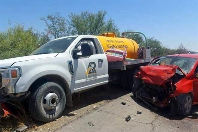 Las dos mujeres, que perdieron la vida en el choque frontal entre un automóvil compacto y un camión que transportaba aguas negras, ya fueron identificadas eran de China, así como la lesionada.