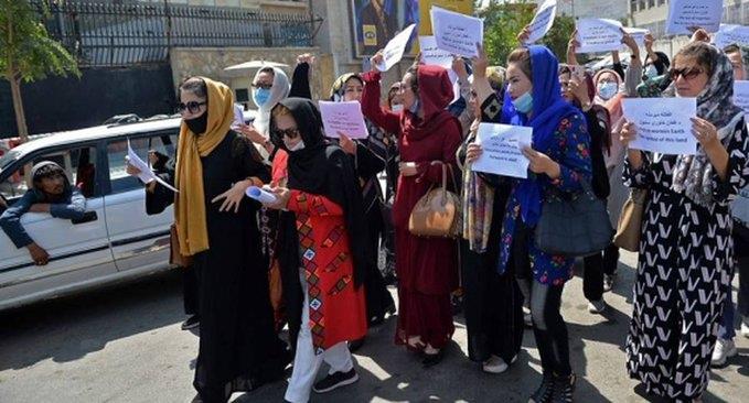 Protestan afganas contra cierre de salones de belleza