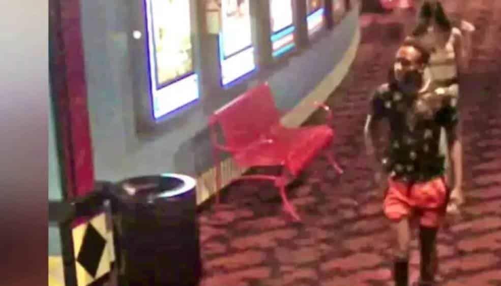 Hombre golpea a un anciano de 63 años en cine de Florida