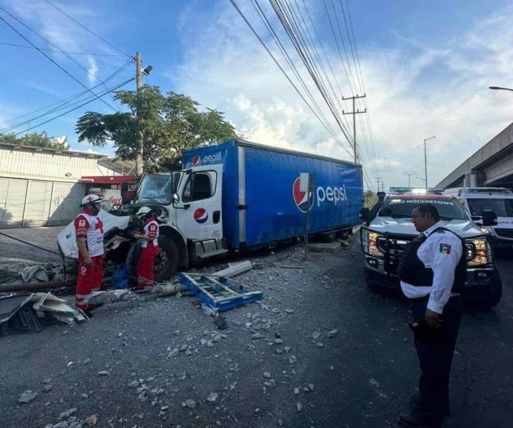 Camión repartidor se queda sin frenos y mata a 2 personas
