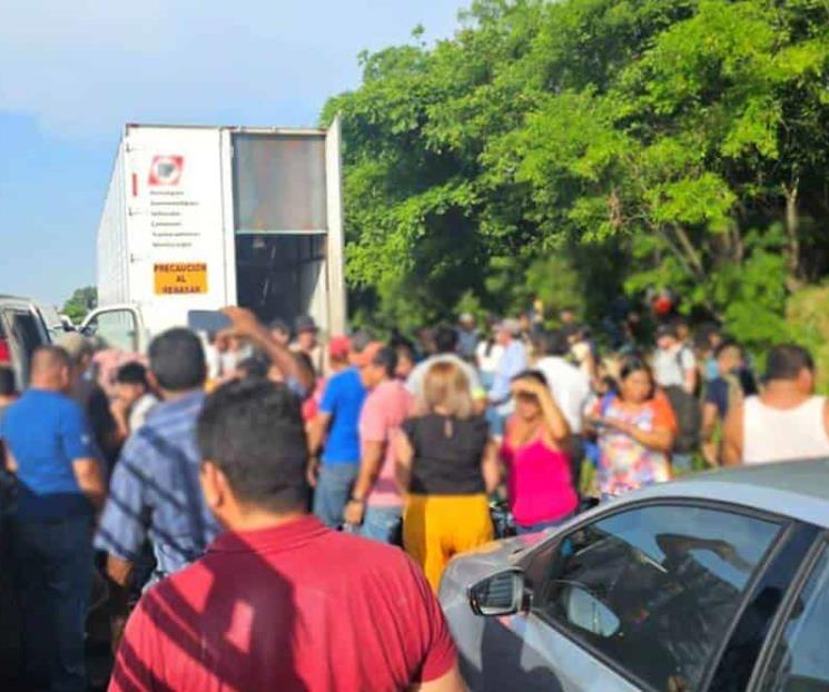 Rescatan a 172 migrantes en tractocamión de Veracruz