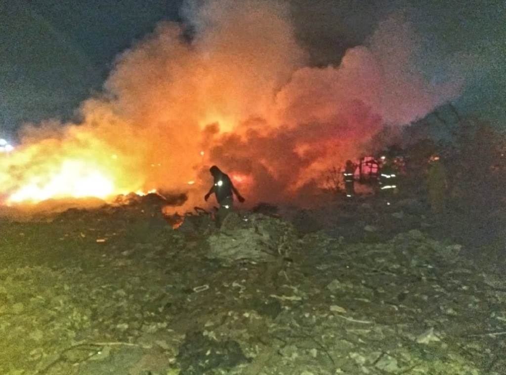 Una intensa movilización de los puestos de socorro se registró en la Colonia Agropecuaria Andrés Caballero, al reportarse el incendio de una empresa recicladora de materiales.