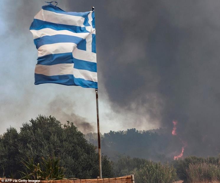 Evacúan isla de Rodas por fuertes incendios