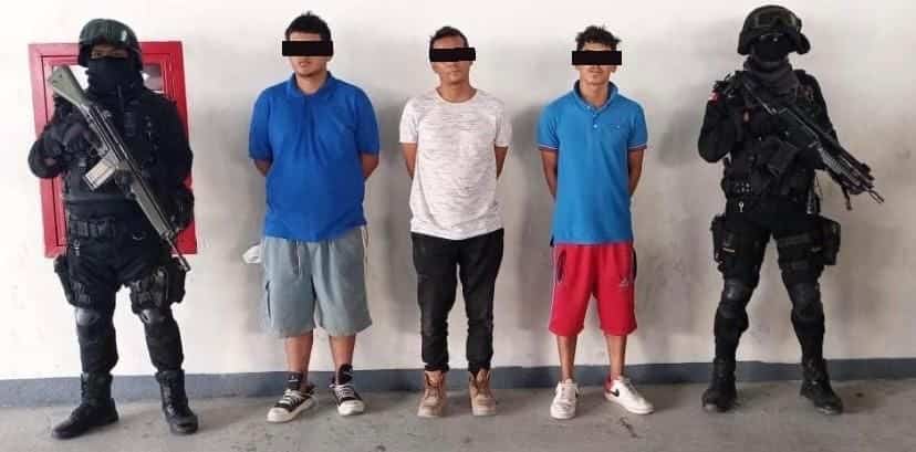 Tres hombres que poseían más de 100 dosis de droga, fueron detenidos por elementos de Fuerza Civil en el municipio de Salinas Victoria.