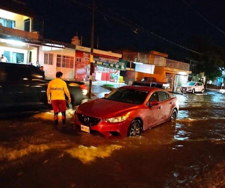 Inundaciones y tormenta eléctrica colapsan a Mazatlán