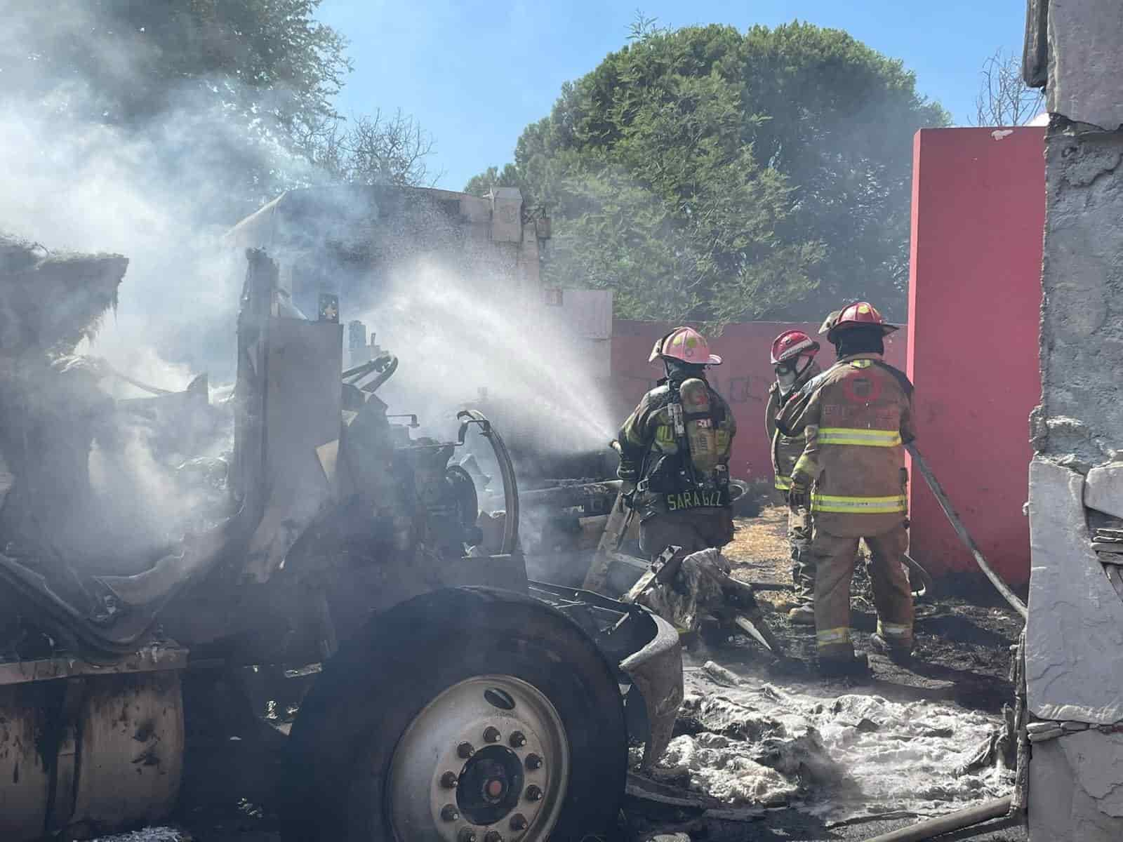 El incendio de un camión recolector de basura movilizó ayer a elementos de Bomberos de Nuevo León y efectivos de Protección Civil, en la Colonia Moderan, donde otras cuatro unidades se vieron afectadas.