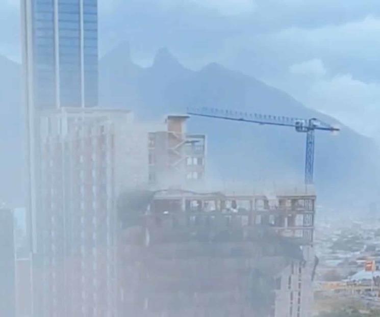 Ráfaga de viento tira material de edificio en Monterrey