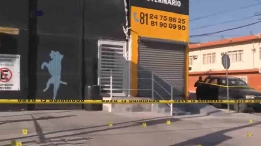 Hombres armados atacaron a balazos las fachadas de dos negocios ubicados en el municipio de Guadalupe, utilizando un arma de alto poder y un arma corta.