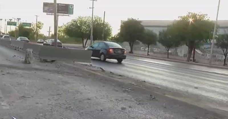 Todo un caos vehicular fue el que el registró en un tramo de la Carretera Monterrey- Laredo, cuando un tráiler brincó el camellón central, en el municipio de Escobedo.