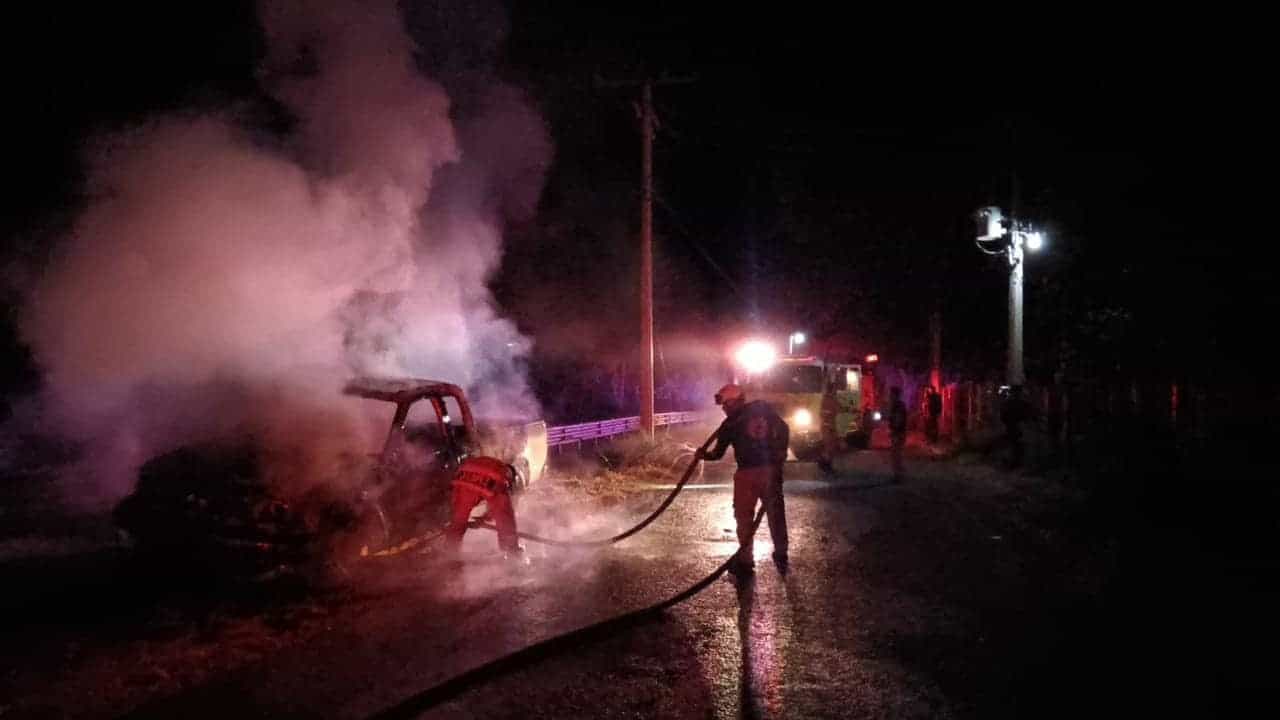 Por causas aún desconocidas, una camioneta que estaba estacionada repentinamente comenzó a incendiarse, en una zona ejidal del municipio de General Terán.