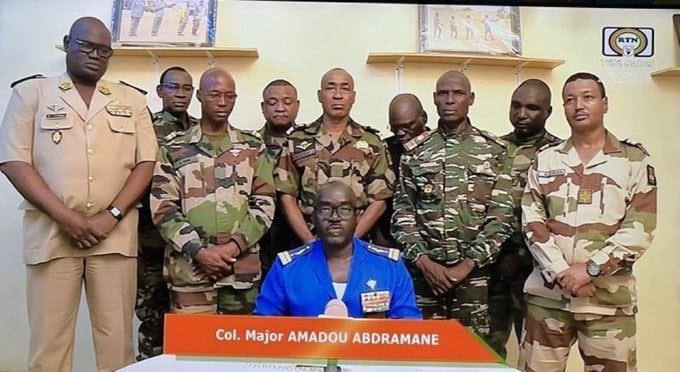 Ejército de Níger derroca al presidente por mala gestión
