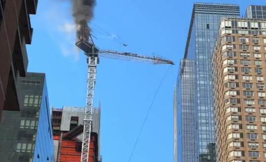 Transeúntes captan a grúa en llamas que se desploma en NY