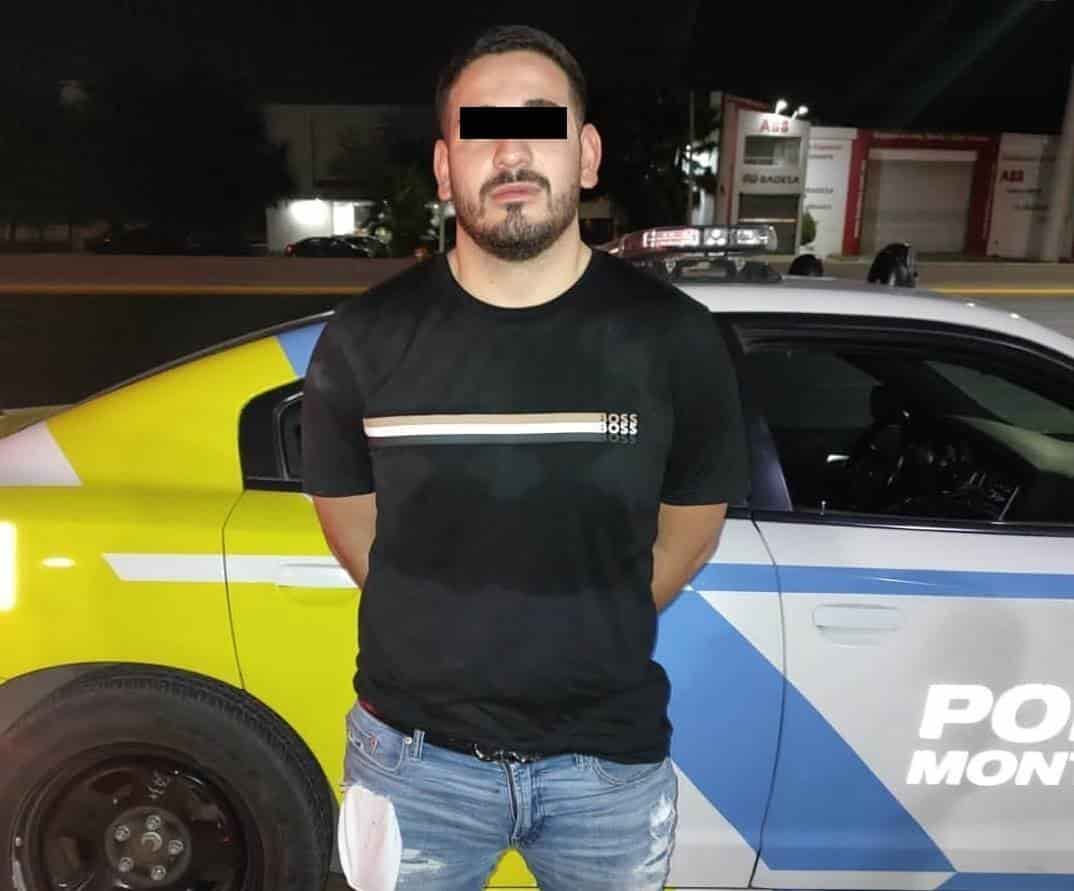 Un hombre originario de Michoacán fue detenido por oficiales de la Policía de Monterrey, luego de presuntamente golpear a su pareja por celos, cuando regresaban de un bar a bordo de una camioneta.
