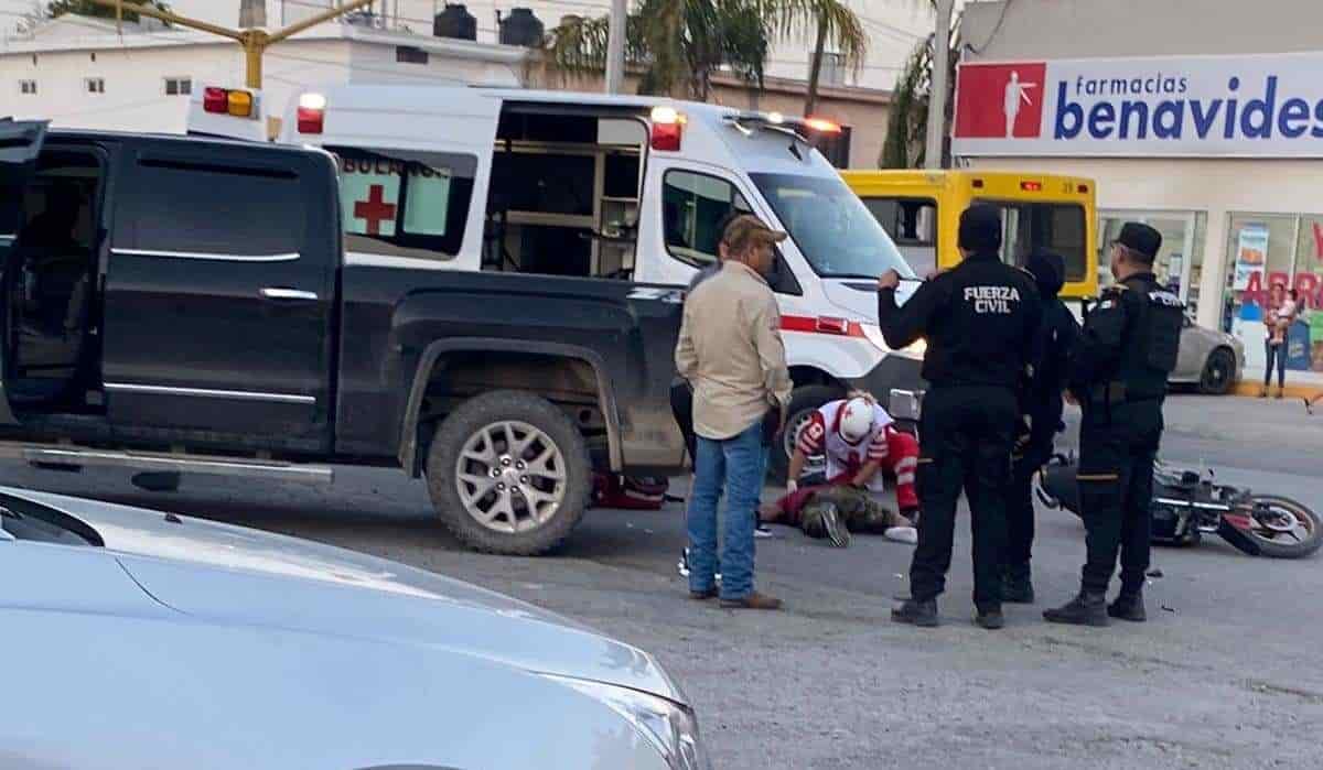Un motociclista terminó con fracturas en ambas piernas, después de ser chocado por una camioneta, en calles del centro del municipio de Linares.