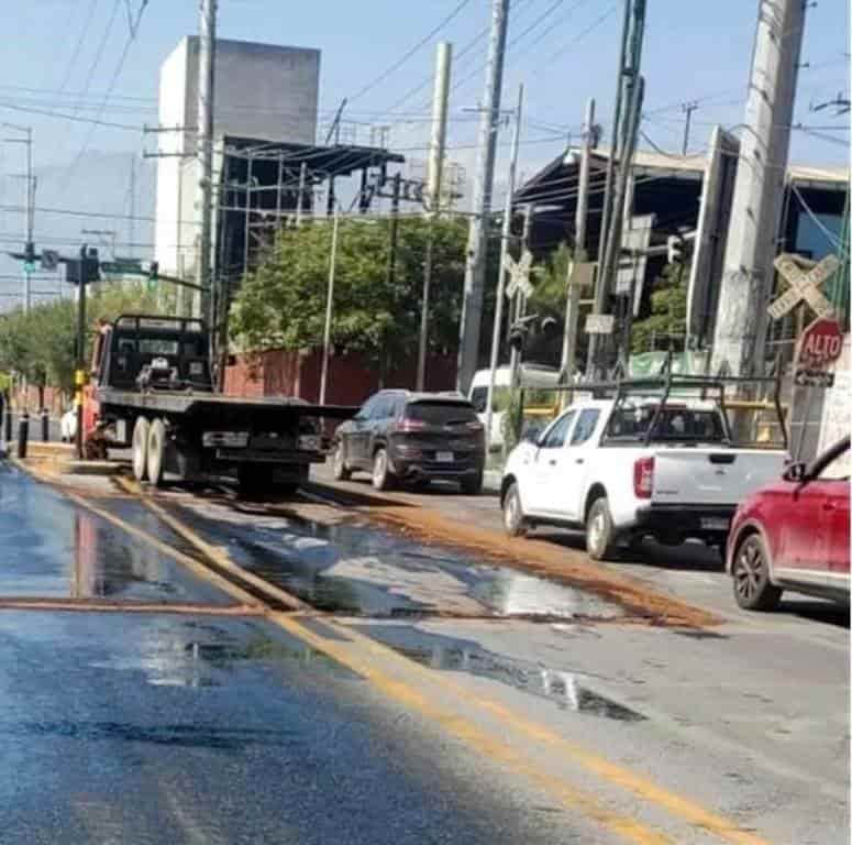 Más de 30 litros de diesel quedaron esparcidos sobre la Avenida Guerrero, en Monterrey, al chocar una grúa contra una estructura de concreto en la Colonia Centrika en esta zona.