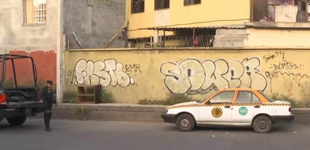 Elementos de Fuerza Civil ubicaron un automóvil de alquiler con reporte de robo, que fue abandonado en calles de la Colonia Francisco Villa de Monterrey.