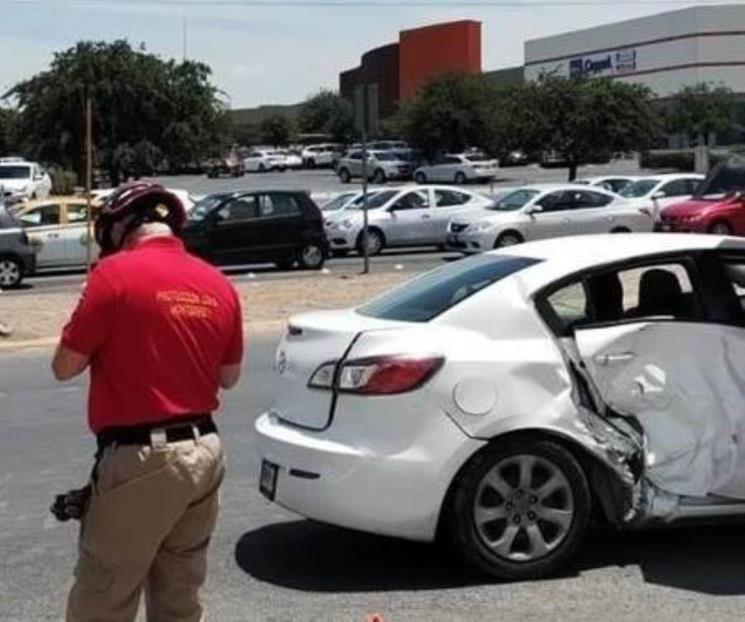 Choque de Ecovía con automóvil deja 7 heridos en Monterrey