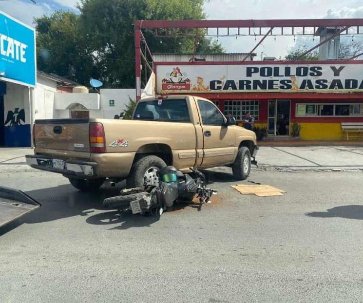 Muere menor al chocar su motocicleta en Linares