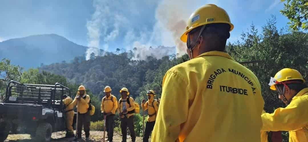 Todo un ejército de brigadistas se encuentra trabajando sin descanso en lo alto de la Sierra del municipio de Iturbide, al reportarse un incendio forestal que abarca varias hectáreas.