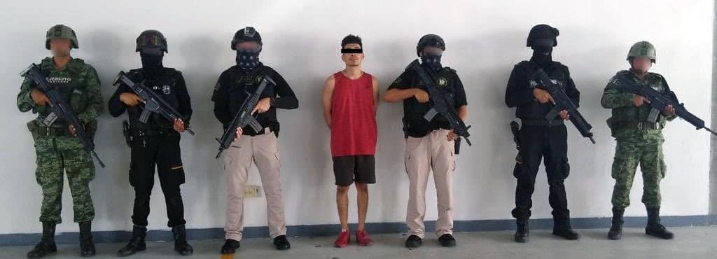 Tres presuntos miembros de la delincuencia organizada a quienes se les atribuyen varias ejecuciones en la entidad, fueron  detenidos en dos operativos en Apodaca.