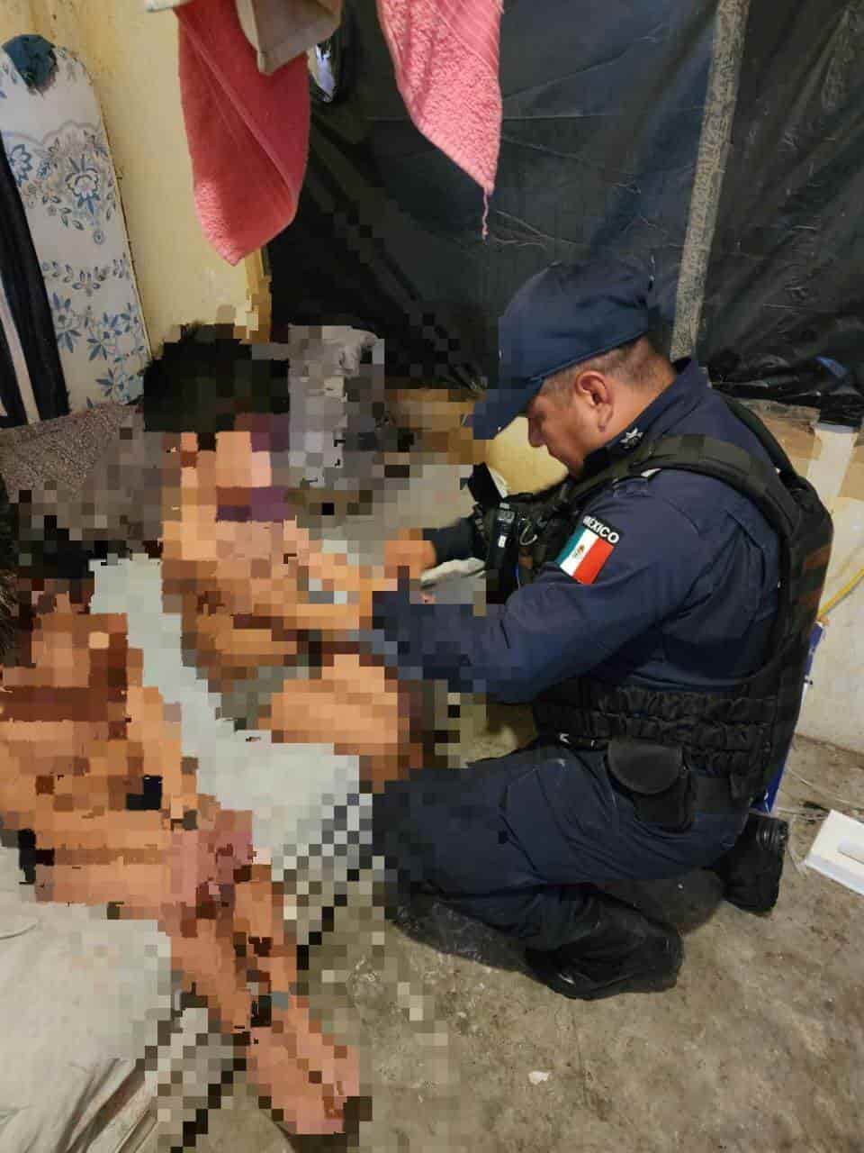 Policías de Guadalupe rescataron a dos niños, de 4 y 5 años de edad, que se encontraron amarrados de manos y pies con sinchos y cinta negra adentro de una vivienda de la colonia Polanco.