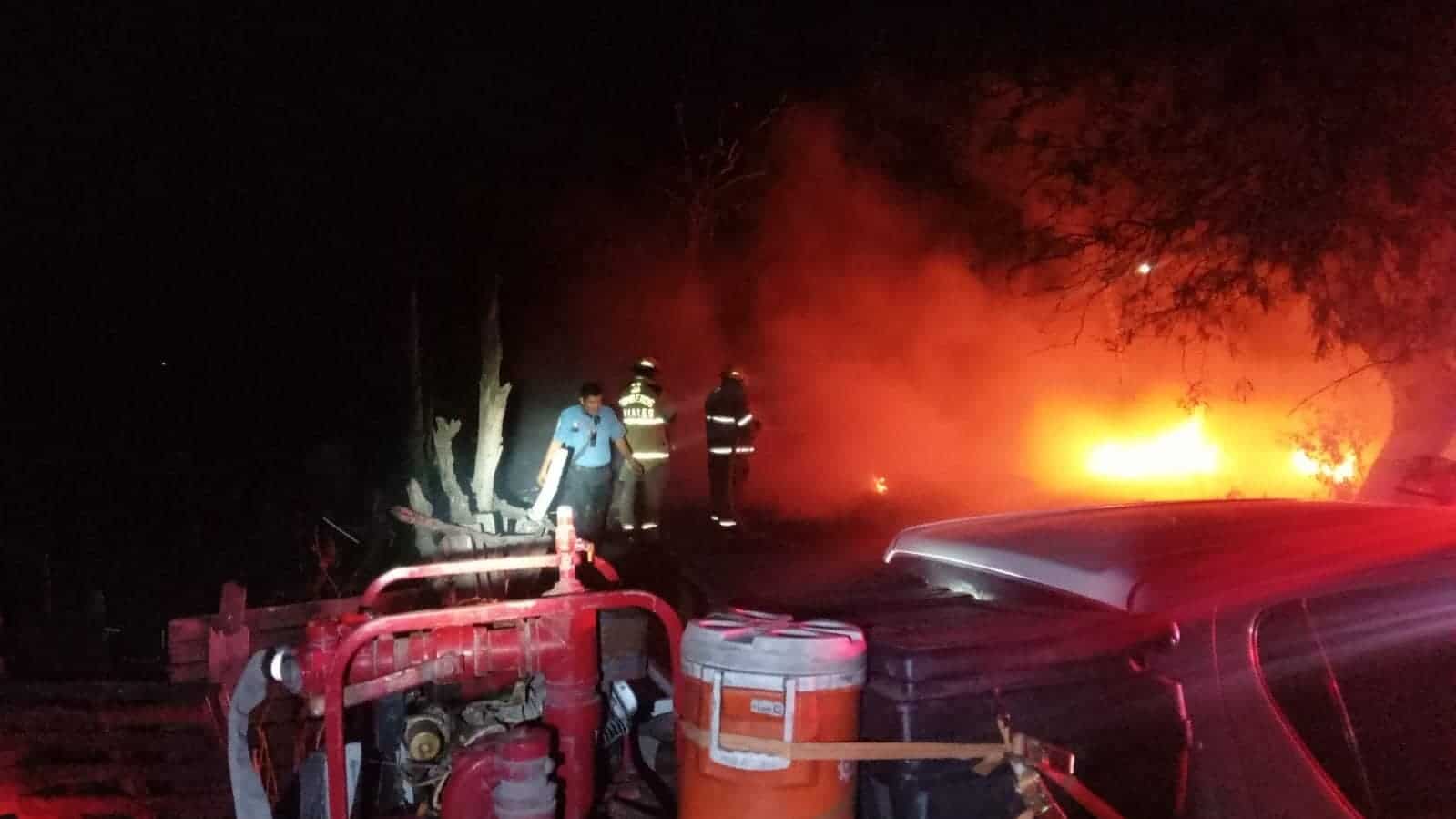Después de varias horas de intensa lucha, personal de la central de Bomberos de Linares, pudieron controlar un incendio que pretendían alcanzar una zona poblada de esta ciudad.