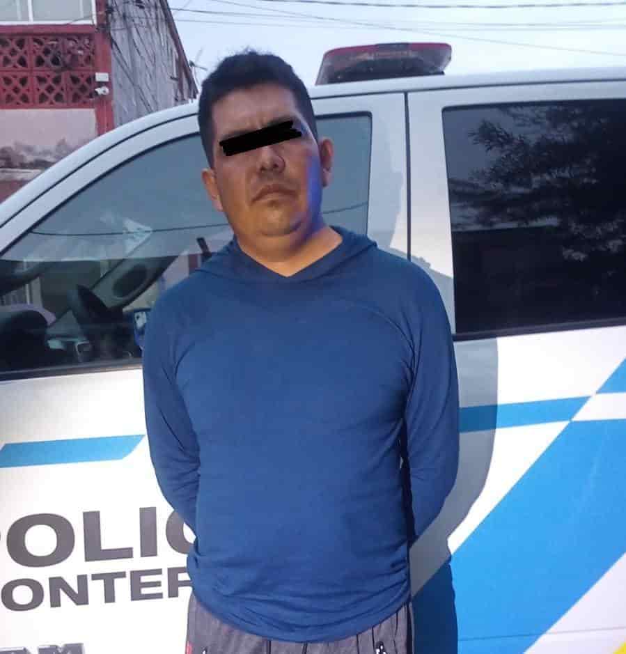 Por presuntamente golpear a su esposa, un hombre originario de Mazatlán, Sinaloa, fue detenido por oficiales de la Policía de Monterrey, en la colonia Central.